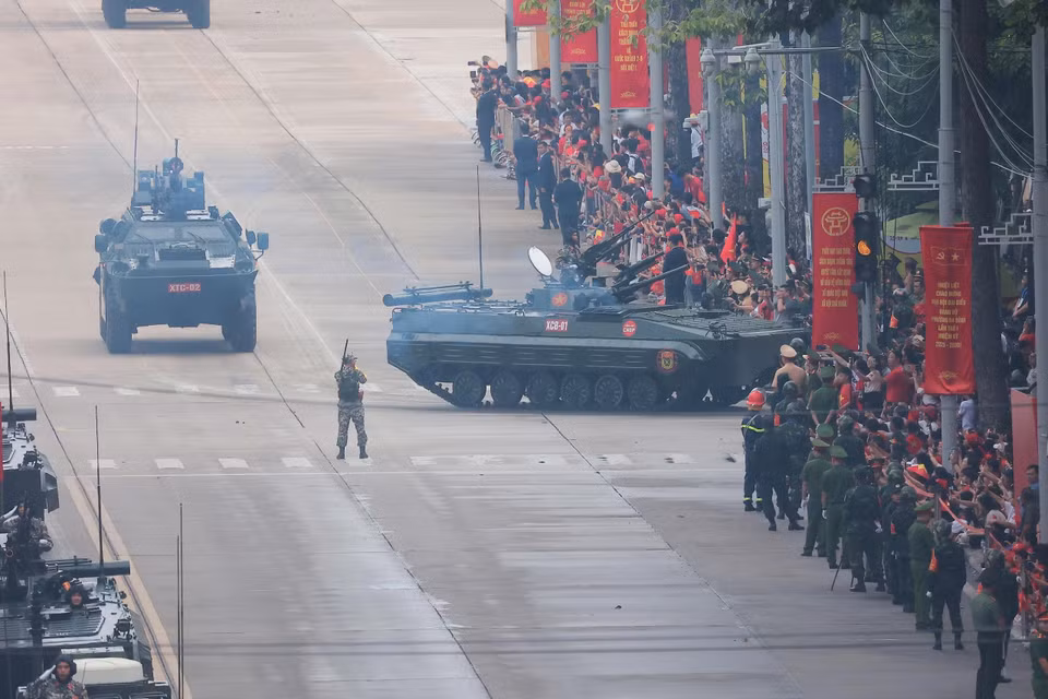 Phần diễu binh các khối xe quân sự của Quân đội Nhân dân Việt Nam anh hùng. (Ảnh: PV/Vietnam+)