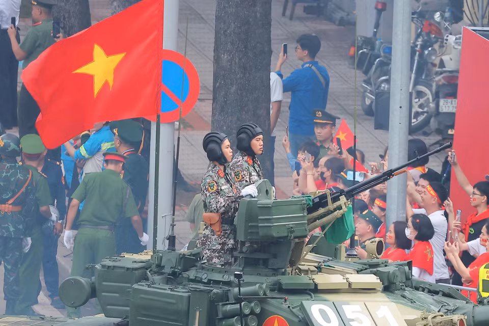 Dàn khí tài quân sự di chuyển qua các tuyến phố trung tâm. (Ảnh: PV/Vietnam+)