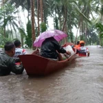 Lực lượng cứu hộ sơ tán người dân khỏi vùng ngập lụt sau những trận mưa lớn do ảnh hưởng của bão Trami tại tỉnh Albay, Philippines. (Ảnh: THX/TTXVN)