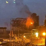 Nhà máy lọc dầu bốc cháy sau khi bị UAV tấn công. (Ảnh: RIA Novosti)