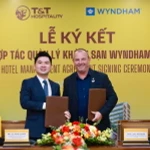 Đại diện lãnh đạo Tập đoàn T&T Group và Wyndham Hotels & Resorts Asia Pacific trao thỏa thuận hợp tác.