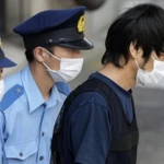 Nghi phạm Tetsuya Yamagami được chuyển từ đồn cảnh sát ở thành phố Nara tới một trại giam ở thành phố Osaka (Nhật Bản) để làm kiểm tra về sức khỏe tâm thần, ngày 25/7/2022. (Ảnh: colorsofindia.media/TTXVN)