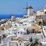 Những ngôi nhà sơn trắng tại làng Oia (Ia) trên đảo Santorini, Hy Lạp. (Nguồn: Getty Images)