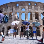 Khách du lịch tham quan tại điểm du lịch nổi tiếng Đấu trường La Mã Colosseum của Italy. (Ảnh: TTXVN)