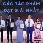 Trưởng Ban Tuyên giáo Trung ương Nguyễn Trọng Nghĩa, Phó Trưởng Ban Chỉ đạo 35 Trung ương trao giải Nhất cho các tác giả, nhóm tác giả. (Ảnh: Văn Điệp/TTXVN)