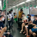 Hành khách đi tàu điện tuyến Cát Linh-Hà Đông. (Ảnh: Việt Hùng/Vietnam+)