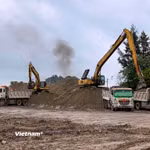 Nguồn vật liệu cát đắp nền đường của Dự án cao tốc Châu Đốc-Cần Thơ-Sóc Trăng vẫn thiếu cho nhà thầu thi công. (Ảnh: Việt Hùng/Vietnam+)