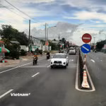 Phương tiện lưu thông trên một đoạn tuyến Quốc lộ 1. (Ảnh: Việt Hùng/Vietnam+)