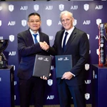 Ông Khiev Sameth, Chủ tịch Liên đoàn Bóng đá Đông Nam Á - AFF (trái) và ông Garth Simmons, Giám đốc điều hành Bộ phận Cao cấp, Trung cấp và Phổ thông của Accor tại Châu Á công bố thỏa thuận hợp tác. (Ảnh: Vietnam+)