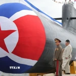 Nhà lãnh đạo Kim Jong Un thị sát một cơ sở tàu ngầm. 