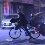 Người dân mưu sinh trong trời rét. (Nguồn: TTXVN)