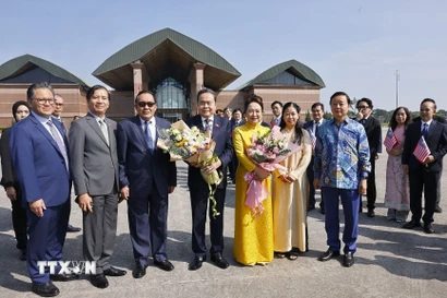 Lễ tiễn Chủ tịch Quốc hội Trần Thanh Mẫn và Phu nhân tại Sân bay quốc tế Bunga Raya Complex, thủ đô Kuala Lumpur. (Ảnh: Doãn Tấn/TTXVN)