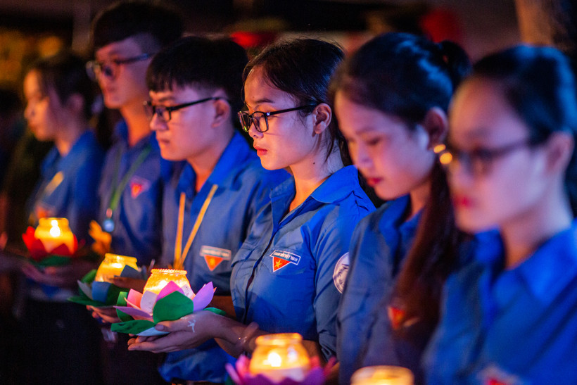 Những ngọn nến được thắp lên tại các nghĩa trang liệt sĩ, đài tưởng niệm trên địa bàn 30 quận, huyện, thị xã là tấm lòng tưởng nhớ, biết ơn đến các anh hùng liệt sỹ đã anh dũng ngã xuống vì độc lập tự do của Tổ quốc. (Ảnh: Quang Hưng/Vietnam+)