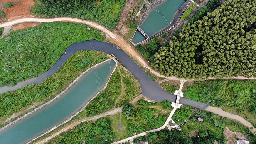 Nguồn nước dẫn vào nhà máy nước sông Đà chia làm hai màu rõ rệt sau sự cố ô nhiễm. (Ảnh: PV/Vietnam+)