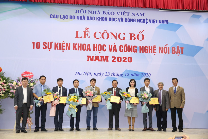 Đại diện 10 sự kiện khoa học - công nghệ của năm 2020 lên nhận giấy chứng nhận. (Ảnh: Minh Sơn/Vietnam+)