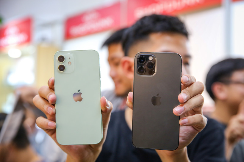 2 mẫu iPhone 12 và iPhone 12 Pro đã xuất hiện tại Việt Nam. (Ảnh: Minh Sơn/Vietnam+)