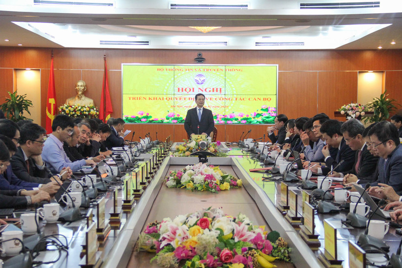 Bộ trưởng Bộ Thông tin và Truyền thông Nguyễn Mạnh Hùng chủ trì hội nghị triển khai quyết định công tác cán bộ. (Ảnh: Ngô Lộc)
