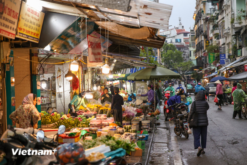 Người dân mua sắm lương thực tại chợ Hàng Bè. (Ảnh: Minh Sơn/Vietnam+)