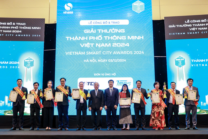 Đại diện các tỉnh thành phố nhận Giải thưởng Thành phố thông minh Việt Nam 2024. (Ảnh: PV/Vietnam+)