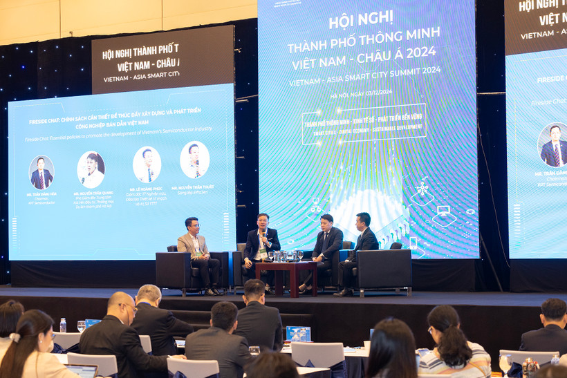 Phiên thảo luận chuyên đề về "Chiến lược phát triển công nghiệp bán dẫn: Động lực mới cho Việt Nam và Hà Nội." (Ảnh: Minh Sơn/Vietnam+)