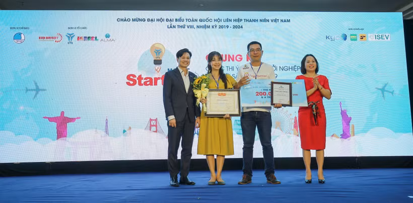 Nhóm ý tưởng TripHunter - "Nền tảng lên lịch trình du lịch và đặt trọn gói dành cho khách du lịch tự túc" đã xuất sắc đoạt giải quán quân cuộc thi. (Ảnh: PV/Vietnam+)