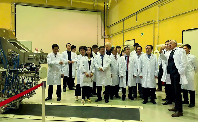 Đoàn công tác Bộ Khoa học và Công nghệ thăm các cơ sở phòng thí nghiệm nổi bật của JINR. (Ảnh: Bộ Khoa học và Công nghệ)