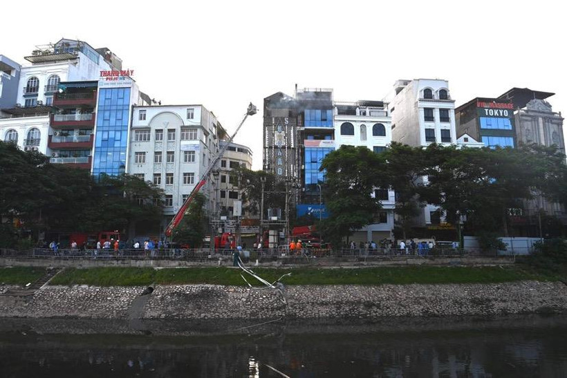 Lực lượng cảnh sát PCCC có mặt ở hiện trường vụ cháy. (Ảnh: PV/Vietnam+)