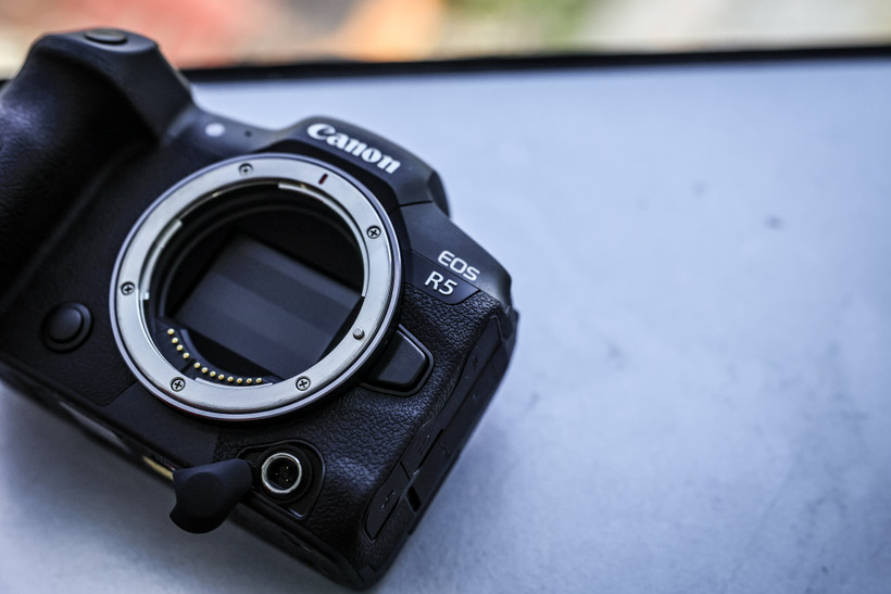 Canon cho biết EOS R5 được thiết kế với khả năng chống chịu thời tiết xấu tương tự như chiếc EOS 1DX mark III vừa được giới thiệu. (Ảnh: Minh Sơn/Vietnam+)