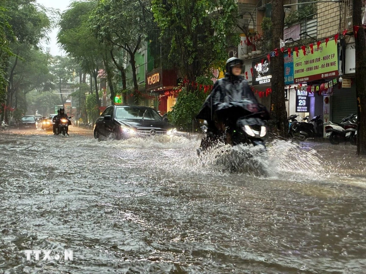 Cảnh báo mưa dông, lốc, sét và nguy cơ lũ quét trên diện rộng từ Bắc vào Nam