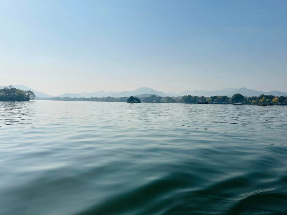 Diện tích của Tây Hồ rơi vào khoảng 6,3 km² bao gồm cả khu vực công viên, khuôn viên trong hồ và hồ nước. Còn xét riêng về phần diện tích chứa nước thì khoảng 5,66 km². (Ảnh: Anh Quang/Vietnam+)