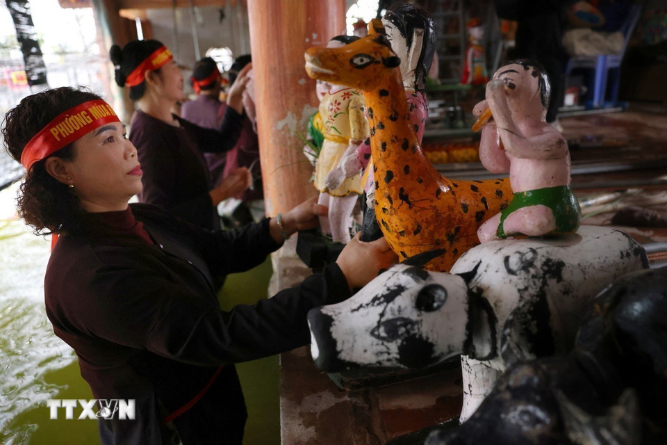 Các nghệ nhân rối nước Đào Thục sáng tác thêm nhiều trò mới để ca ngợi quê hương, đất nước, tạo ra những trò rối và con vật gắn liền với cuộc sống hằng ngày như chú Tễu, con trâu, con hổ,... (Ảnh: Phạm Hậu/TTXVN)