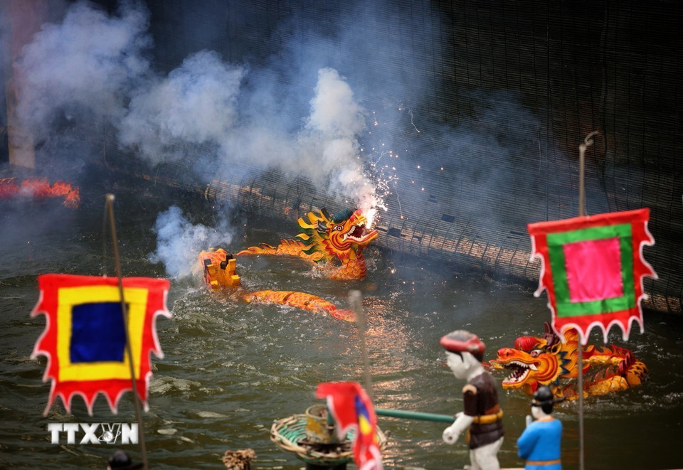 Dưới bàn tay tài hoa của các nghệ nhân rối nước Đào Thục, những con rối vô tri, vô giác bỗng trở nên sống động, hấp dẫn mọi du khách. (Ảnh: Phạm Hậu/TTXVN)