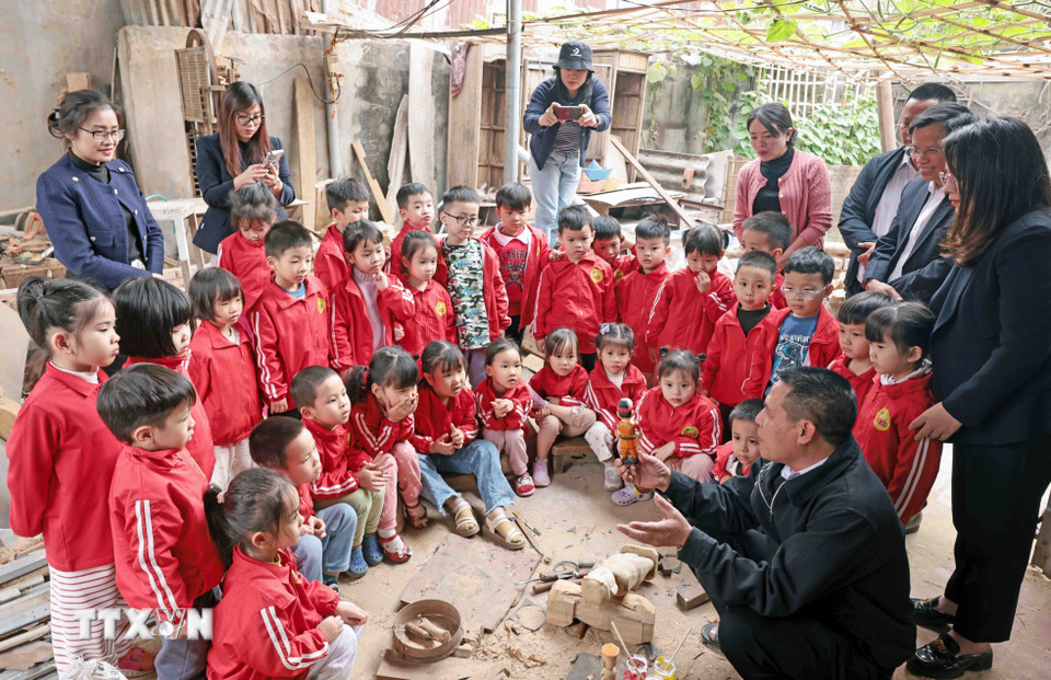 Làng múa rối nước Đào Thục trở thành điểm tham quan của nhiều du khách, trong đó có đối tượng học sinh. (Ảnh: Trần Việt/TTXVN)