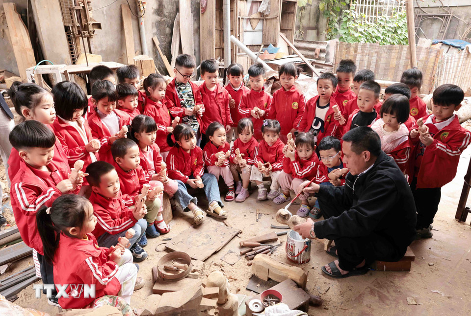 Nghệ nhân Nguyễn Văn Phi, người duy nhất trong làng làm công việc chế tác và bảo tồn nghệ thuật múa rối nước, mang đến cho khán giả và du khách những giá trị văn hóa và lịch sử sâu sắc. (Ảnh: Trần Việt/TTXVN)