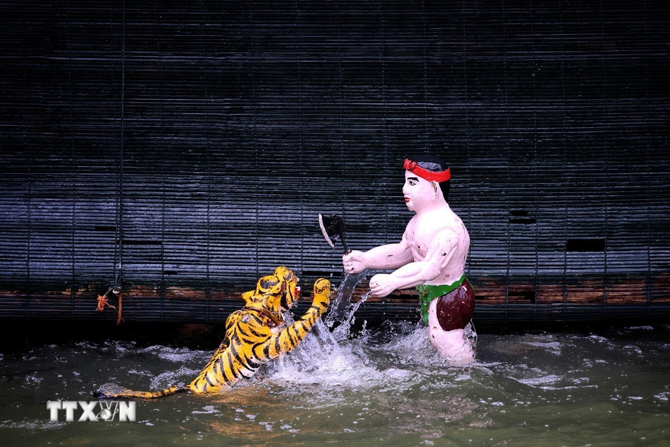 "Phùng Hưng đả hổ" là một trong hơn 20 tích múa rối có từ thời xưa của làng múa rối nước Đào Thục. (Ảnh: Phạm Hậu/TTXVN)