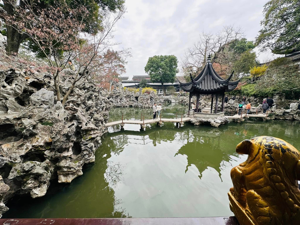 Vườn được đặt tên Sư Tử Lâm vì trong vườn có rất nhiều tảng đá có hình dạng kỳ lạ nhìn có vẻ giống như những chú sư tử khiến những ai khi bước vào đều có cảm giác như đang lạc vào lãnh thổ loài “chúa sơn lâm.” (Ảnh: Anh Quang/Vietnam+)