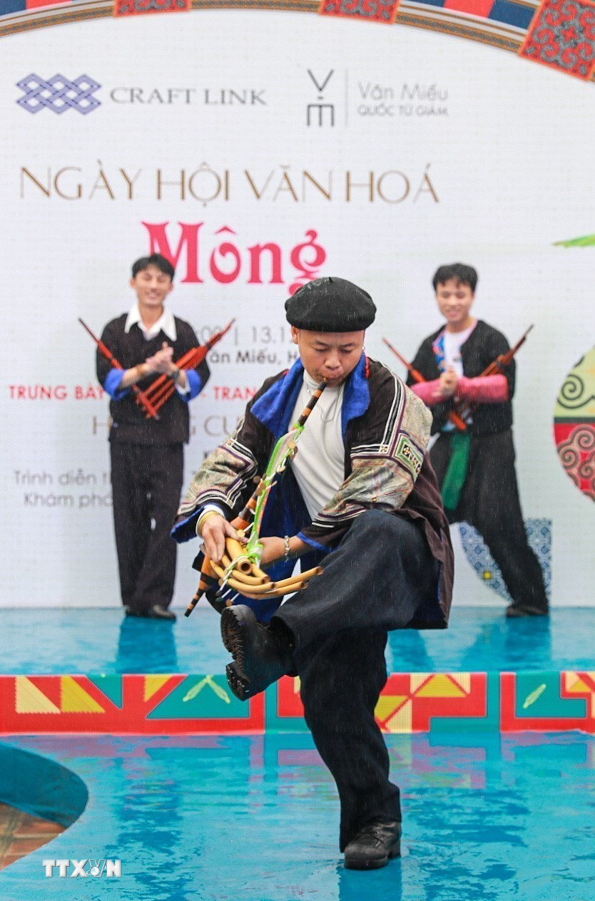 Tiết mục nghệ thuật đặc trưng của đồng bào Mông tại Ngày hội. (Ảnh: Khánh Hoà/TTXVN)