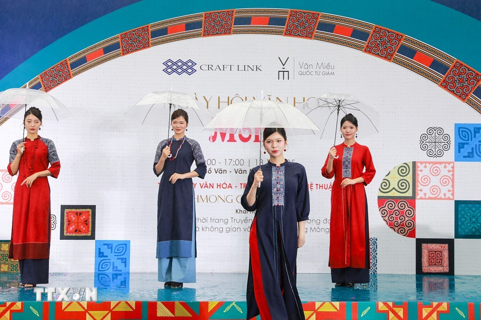 Biểu diễn thời trang các trang phục hiện đại kết hợp cùng hoa văn của đồng bào Mông. (Ảnh: Khánh Hoà/TTXVN)