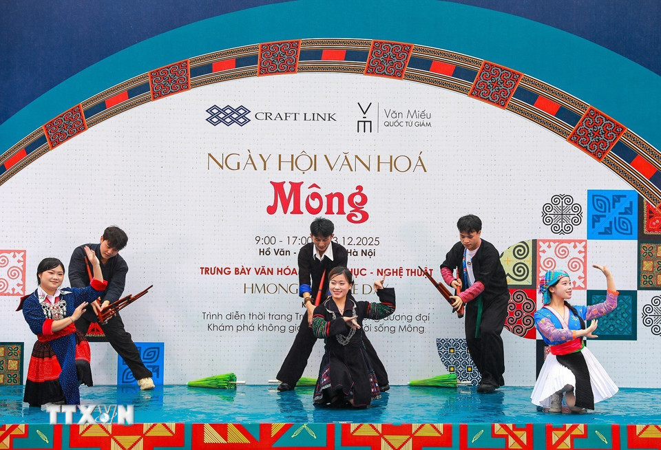 Tiết mục nghệ thuật đặc trưng của đồng bào Mông tại Ngày hội. (Ảnh: Khánh Hoà/TTXVN)