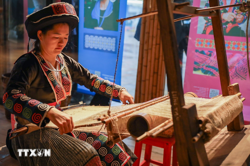 Đồng bào Mông thực hiện các nghề thủ công truyền thống. (Ảnh: Khánh Hoà/TTXVN)