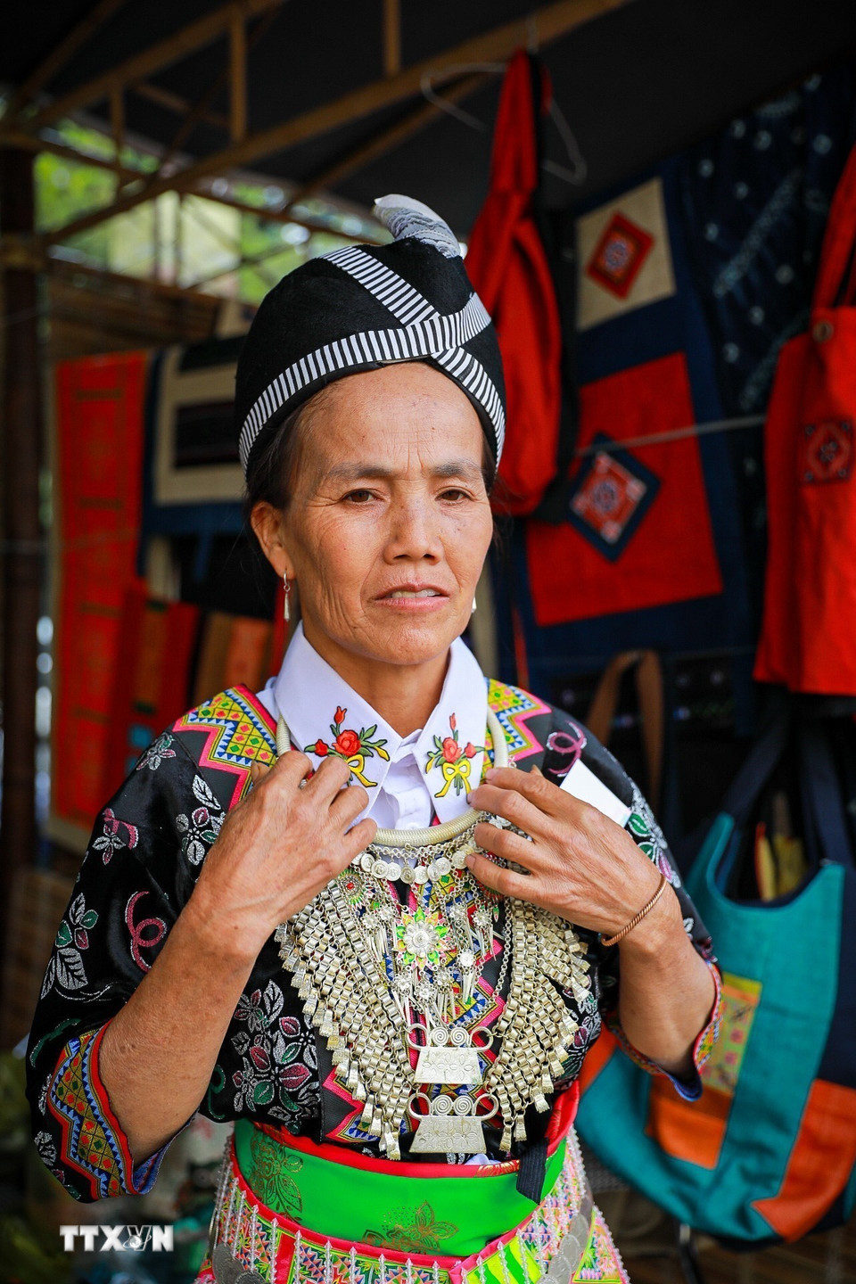 Trang sức bạc của đồng bào Mông trắng (Nghệ An). (Ảnh: Khánh Hoà/TTXVN)