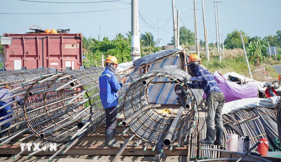 Hiện có hơn 2.100 công nhân cùng 1.150 máy móc, thiết bị đang đồng loạt hoạt động suốt ngày đêm. (Ảnh: Huỳnh Anh/TTXVN)