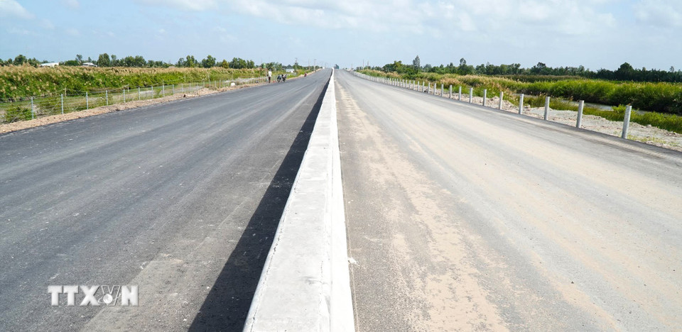 Dù tiến độ rất gấp rút, toàn bộ các tiêu chuẩn kỹ thuật luôn được kiểm soát chặt chẽ trước ngày thông xe kỹ thuật. (Ảnh: Huỳnh Anh/TTXVN)