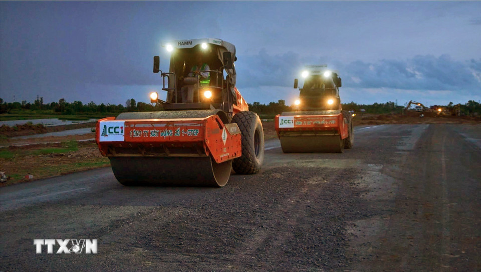 Với tinh thần “vượt nắng, thắng mưa”, các đơn vị thi công quyết tâm làm đêm, làm ngày để hoàn thành dự án đúng tiến độ đề ra. (Ảnh: Huỳnh Anh/TTXVN)