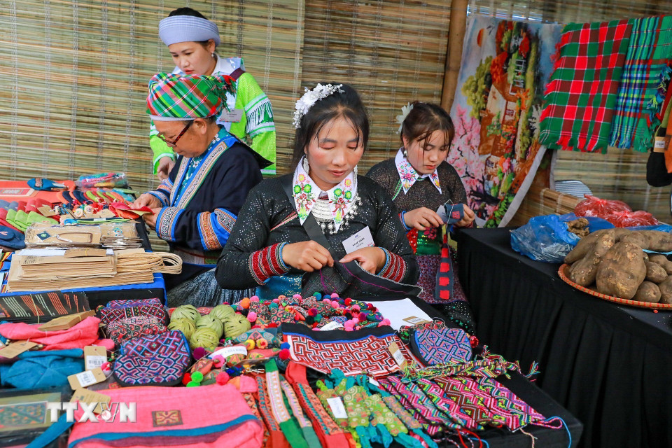 Người Mông trắng (Lào Cai). (Ảnh: Khánh Hoà/TTXVN)