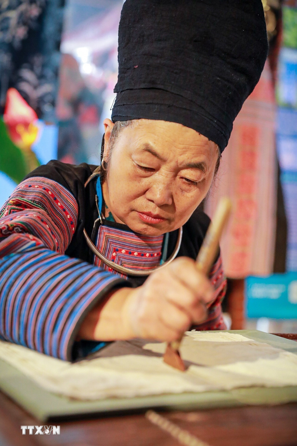 Đồng bào Mông thực hiện các nghề thủ công truyền thống. (Ảnh: Khánh Hoà/TTXVN)