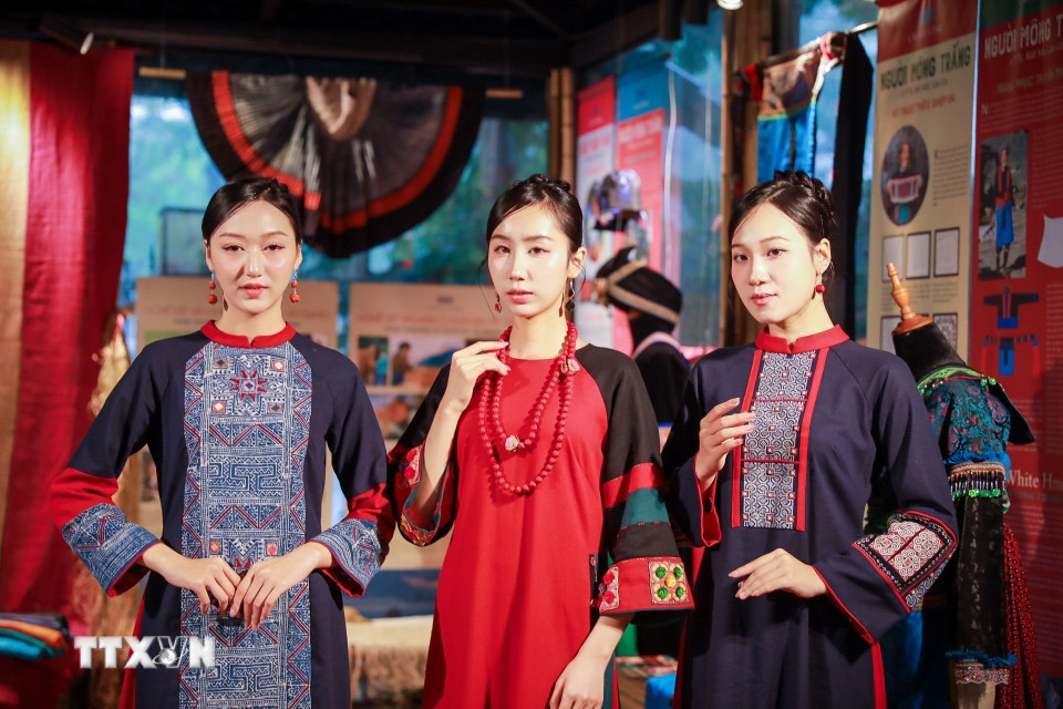Hoa văn truyền thống của đồng bào Mông tạo nét độc đáo cho những trang phục hiện đại. (Ảnh: Khánh Hoà/TTXVN)