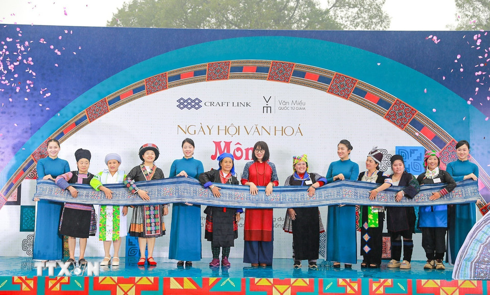 8 nhóm Mông đến từ Cao Bằng, Lào Cai, Tuyên Quang, Điện Biên, Phú Thọ, Nghệ An làm nghi thức khai mạc Ngày hội. (Ảnh: Khánh Hoà/TTXVN)