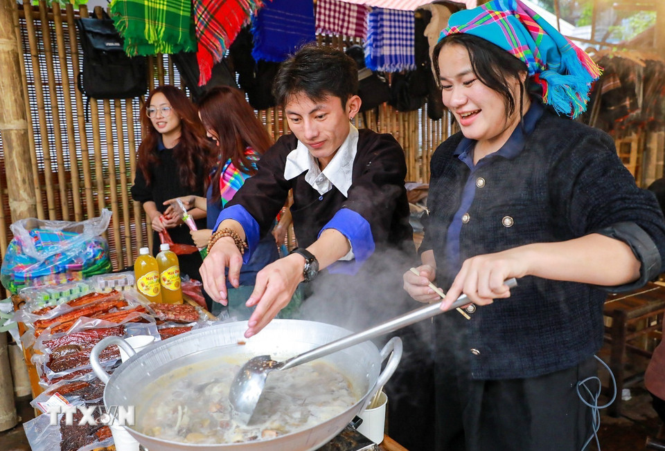 Thắng cố - món ăn đặc trưng của đồng bào người Mông. (Ảnh: Khánh Hoà/TTXVN)