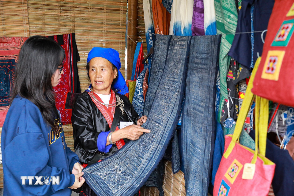 Người dân tìm hiểu văn hoá truyền thống của đồng bào Mông. (Ảnh: Khánh Hoà/TTXVN)